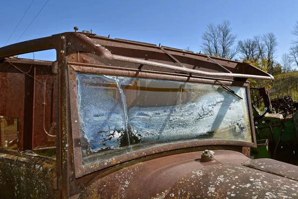 Rauchiges Verschwommenes Glas Einer Windschutzscheibe Eines Sehr Alten Rostigen Korrodierten — Stockfoto