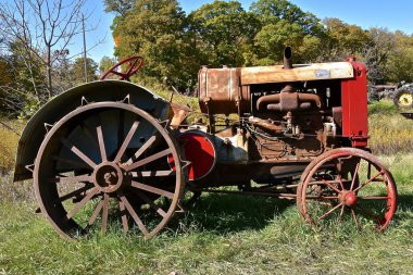 Vergas, Minnesota, 6 Ekim 2019: Eski traktör, 1920 ve 30 'larda Rock Island Pulluk Şirketi' nin daha sonra Case tarafından yutulacak olan bir Rock Island 'dır.. 