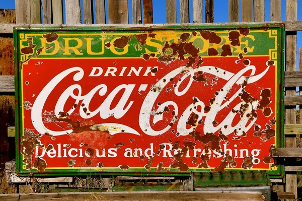 Downer, Minnesota, 6 Ekim 2019. John Pemberton 'ın 1800' lerin sonlarında icat ettiği meşrubat reklamlarında eski Coca Cola tabelaları Atlanta, Ga 'da sergilenmektedir..