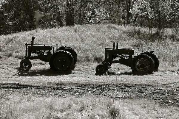 Varios Tractores Viejos Están Siluetas Prado Montañoso Blanco Negro — Foto de Stock