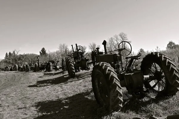 Verscheidene Oude Tractoren Zijn Een Heuvelachtig Weitje Gesilhouetteerd Zwart Wit — Stockfoto