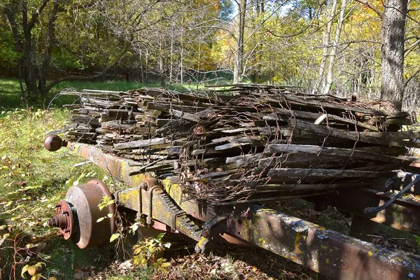 Frame Chassis Very Old Truck Loaded Rotting Wooden Snow Fence — 스톡 사진