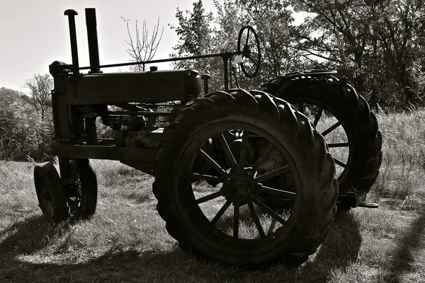 Several Old Tractors Silhouetted Hilly Meadow Black White — Stock Photo, Image