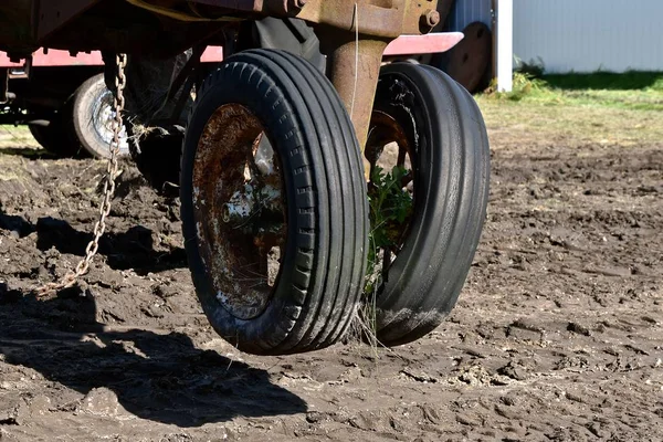 Front End Old Tractor Lifted Aid Hydraulic Jack — 스톡 사진