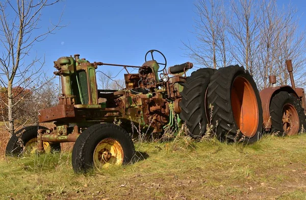 Los Restos Tractor Viejo Que Falta Motor Muestra Mecanismo Dirección — Foto de Stock