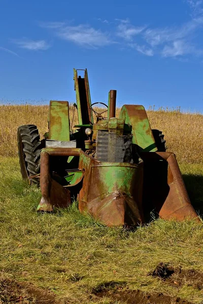 Junked Mounted Two Row Corn Picker Tractor Front Ripe Corn — Stock Photo, Image