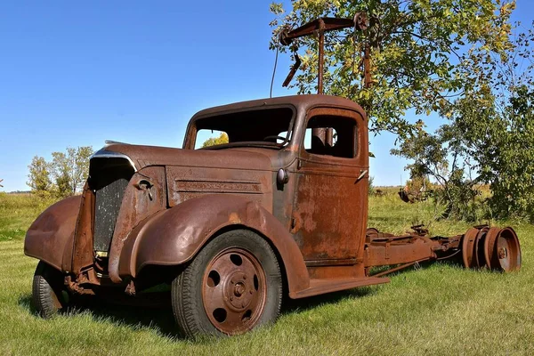 Rusty Remnants Old Unidentifiable Tow Truck Missing Wheels Full Rust — 스톡 사진