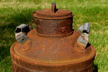 Eşsiz bir kapak son derece paslanmış bir süt ve krema kutusuna ait.. 