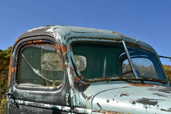 Cab Old Pickup Displays Cracked Windshield Rust Layers Patina — 스톡 사진
