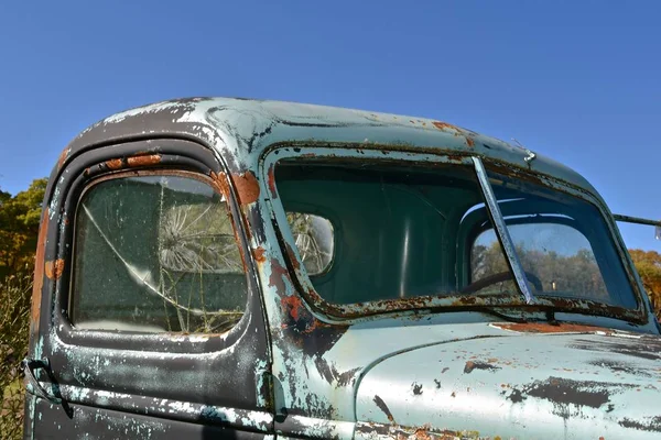 Cabina Una Vieja Camioneta Muestra Parabrisas Agrietado Óxido Capas Pátina —  Fotos de Stock