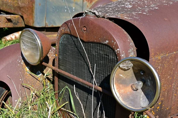 Broken Intact Front Glass Headlights Old Rusty Car Left Salvage — Stock Photo, Image