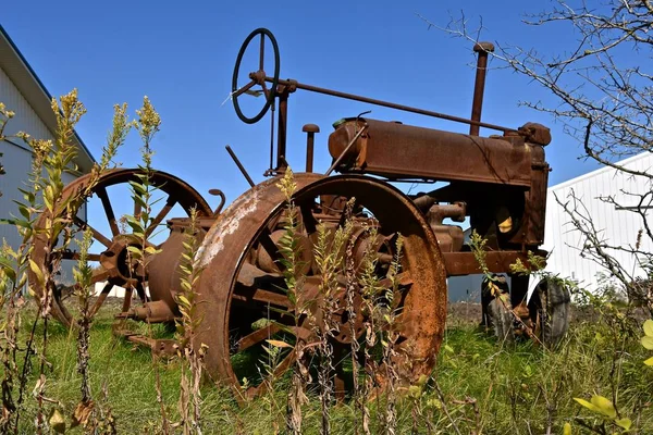 Egy Régi Azonosíthatatlan Rozsdás Traktort Hagynak Elszigetelve Gyomokban — Stock Fotó