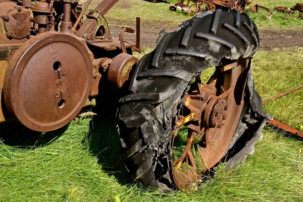 Old Unidentifiable Rusty Tractor Rotten Disintegrated Tire Left Salvage Junkyard — Stock Photo, Image