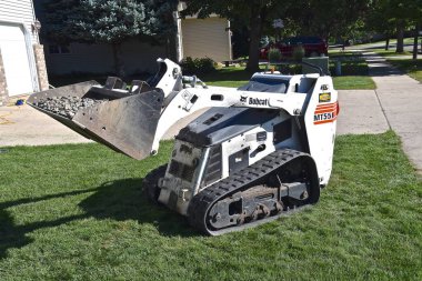 Moorhead, Minnesota, 3 Eylül 2019, Mt55 Bobcat kızak dümeni ön bahçeye park edilmiştir..