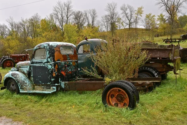 Stare Ciężarówki Ciągniki Sprzęt Rolniczy Pozostawione Opuszczonym Pastwisku Gospodarstwa Rolnego — Zdjęcie stockowe