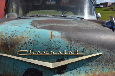Park Gölü, Minnesota, 5 Eylül 2019: Eski paslı otomobil 1957 model Chevrolet, Chevy olarak da bilinir ve resmi olarak General Motors Company 'nin Chevrolet Tümeni olarak adlandırılır.