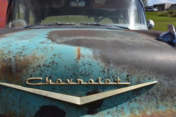 2019年9月5日 明尼苏达州莱克公园 带有标志的老式生锈汽车是1957年雪佛兰 俗称雪佛兰 正式名称为通用汽车公司雪佛兰分公司 是一家美国汽车制造商的分公司 — 图库照片