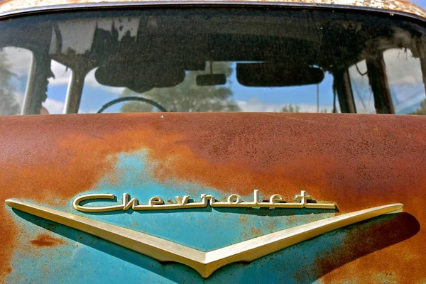Park Gölü, Minnesota, 5 Eylül 2019: Eski paslı otomobil 1957 model Chevrolet, Chevy olarak da bilinir ve resmi olarak General Motors Company 'nin Chevrolet Tümeni olarak adlandırılır.