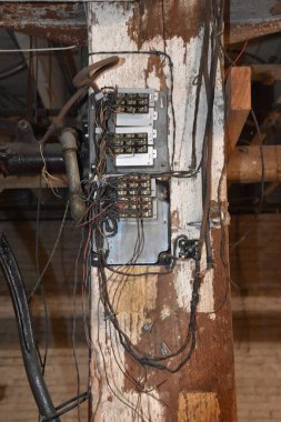 Tesisat ve elektronik kutuları olan eski bir depo. 