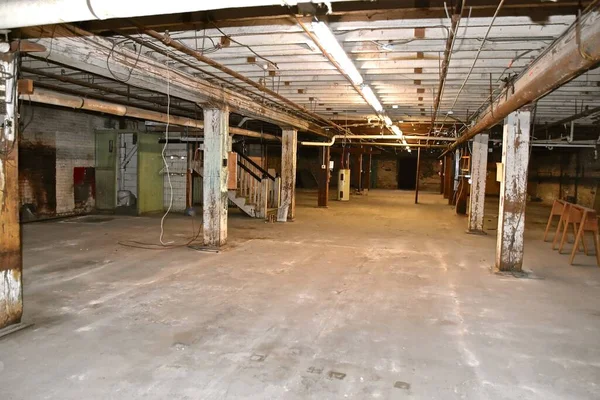 废弃仓库的地下室 有悬挂的铁丝和粉刷过的天花板和声音 — 图库照片