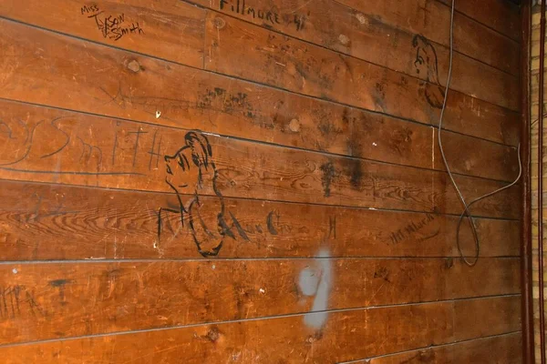涂鸦在仓库地下室的一面旧木墙上乱画乱画 — 图库照片