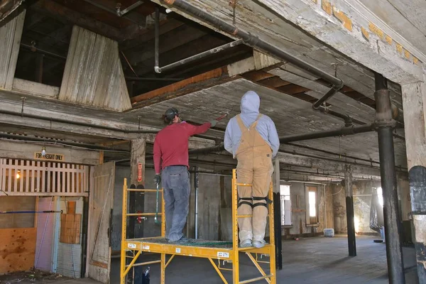 Travailleurs Non Identifiés Enlevant Des Panneaux Plafond Dans Projet Rénovation — Photo
