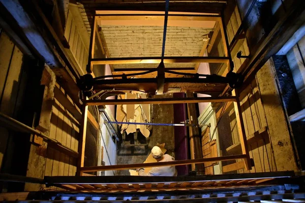 Eski Işlevsel Asansör Şaftta Ampul Aydınlatmalı Nakliye Için Kullanılan Bir — Stok fotoğraf