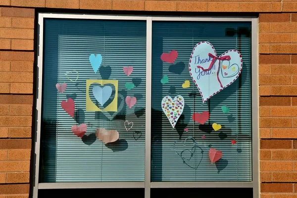 Herzen Die Vor Einem Schaufenster Ausgehängt Werden Machen Während Der — Stockfoto