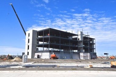 Kirişler ve beton, inşaat halindeki yeni binanın yapısına yerleştirildi. 