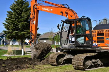 MOORHEAD, MINNESOTA, 17 Mayıs 2020: The orange exactor, merkezi Chiyoda, Tokyo, Japonya ve Hitachi Grubu 'nun ana şirketi olan çok uluslu bir Japon holdingi şirketi olan Hitachi, Ltd' nin ürünüdür.