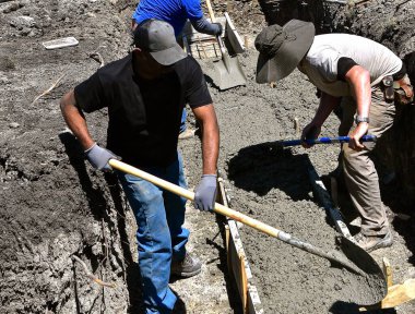 Kimliği belirsiz işçiler ıslak beton 