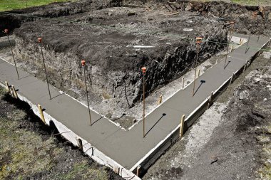 Çapa çubuklarının gölgelerini attığı bir inşaat sahasında beton elde etmek için formlar oluşturulmuştur..