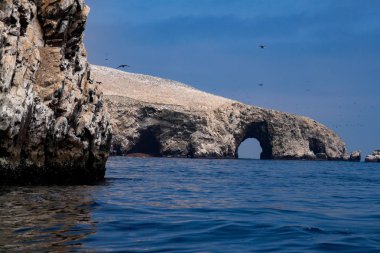 Pasifik Okyanusu adasında deniz ve kayalar. 