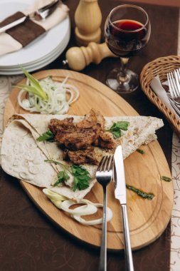 Buğday tortilla ile kavrulmuş et katlanmış 