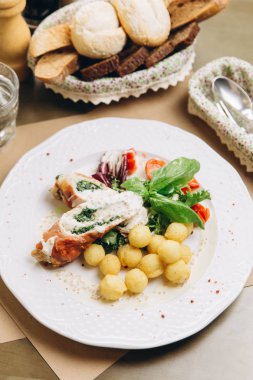 jambon ve krem sos ile