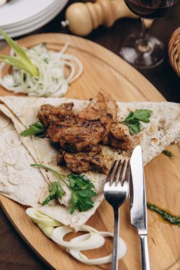 Buğday tortilla ile kavrulmuş et katlanmış 