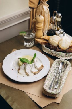 et dilimleri sos ve patates püresi ile