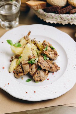 ızgara et ve otlar ile haşlanmış patates