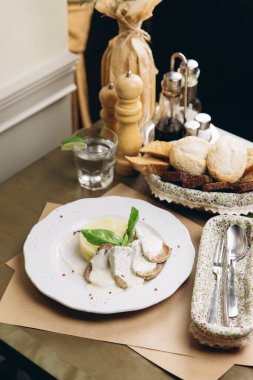 et dilimleri sos ve patates püresi ile