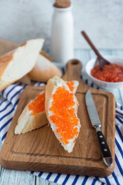 Ekmek dilimleri tereyağı ve kırmızı havyar ile