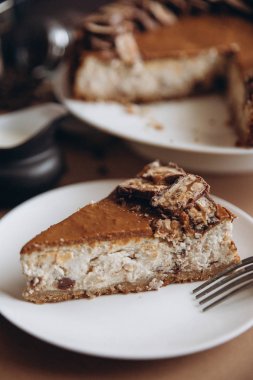 Kuru üzüm ve fındık ile karamelli cheesecake