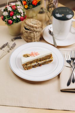 Çocuk oyuncağı ceviz ve beyaz sır