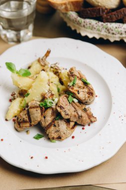 ızgara et ve otlar ile haşlanmış patates