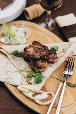 Buğday tortilla ile kavrulmuş et katlanmış