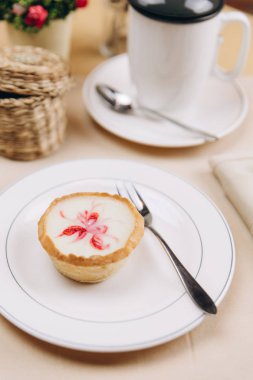 berry soslu kremalı tart