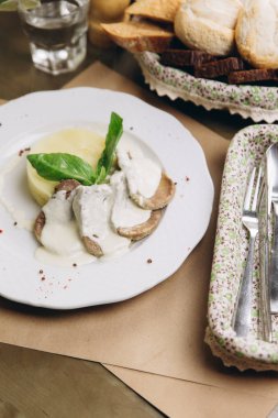 et dilimleri sos ve patates püresi ile