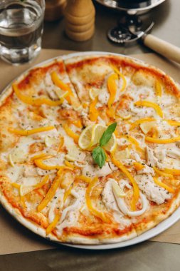 Tavuk ve biberli pizza.