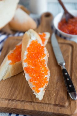 Ekmek dilimleri tereyağı ve kırmızı havyar ile