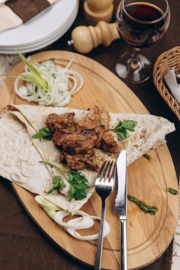 Buğday tortilla ile kavrulmuş et katlanmış 