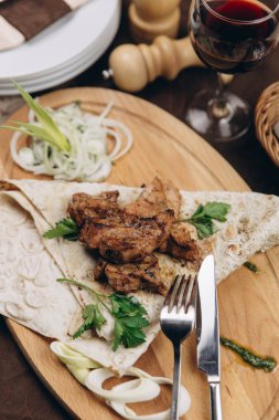 Buğday tortilla ile kavrulmuş et katlanmış